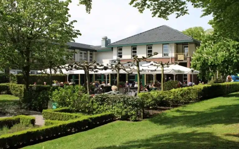 Terrasse_Grand_cafe_mit_Gästen